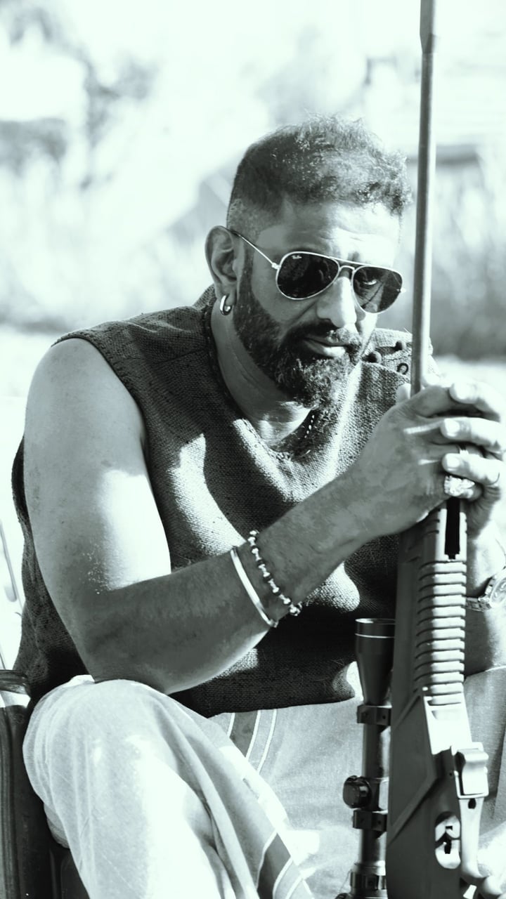 Mahaan, Villain, Bangalore