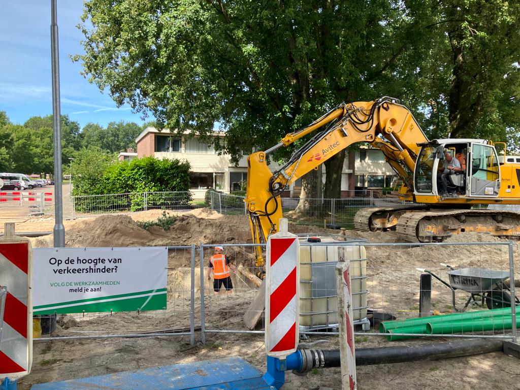 Spandoek aan bouwhek voor bewonercommunicatie