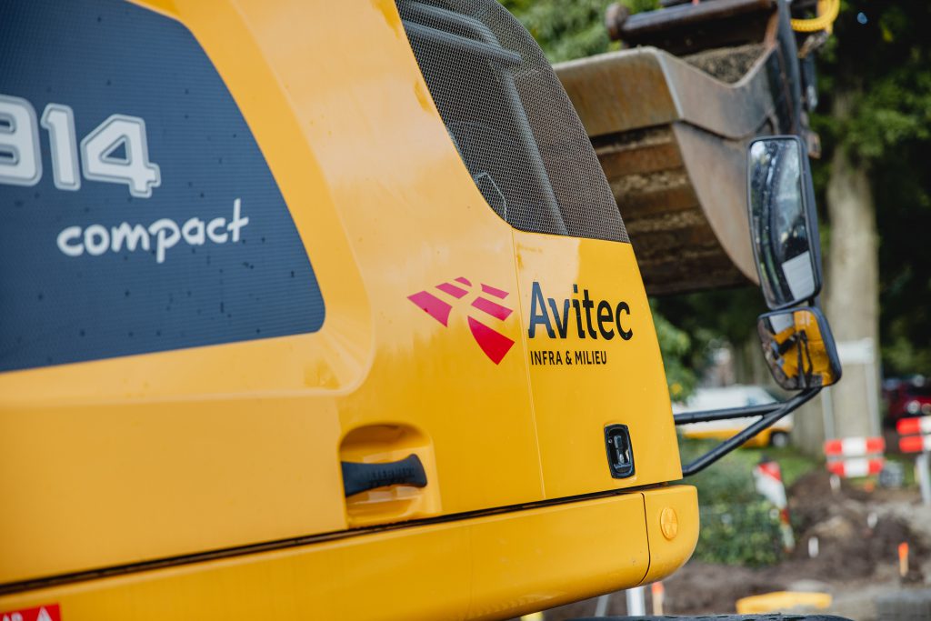 Achterzijde van graafmachine van Avitec
