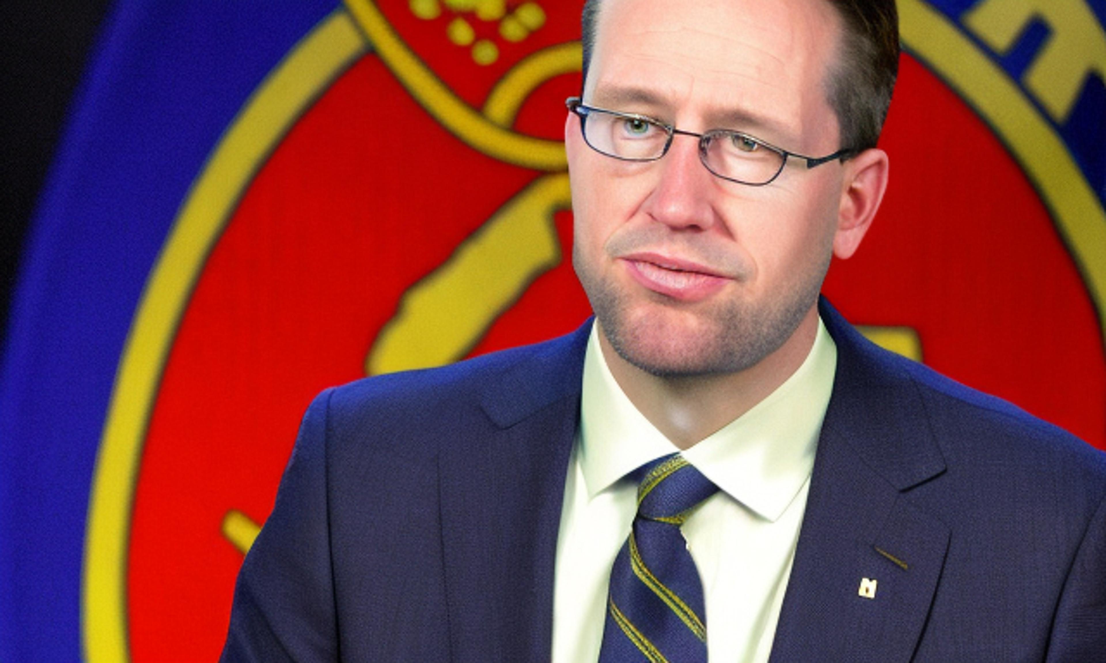 Television Commentator Peter van Onselen Criticized for Wearing Hoodie Under Suit Jacket on ABC's Insiders