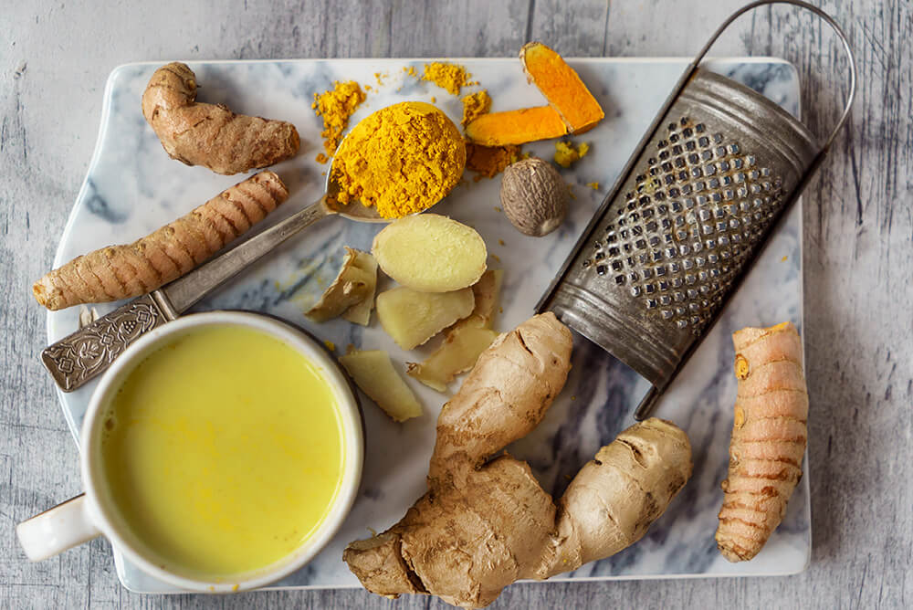 Goldene Milch mit Kurkuma und frischem Ingwer