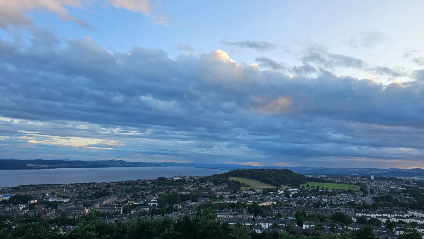 1. Dundee Law (The Landmark & Hill)

• What it is: A 174-metre (572-foot) high prominent hill and ex (1 of 7)