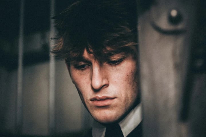 Nonverbal Cues of Deception: Defensive Posture and Averted Gaze.