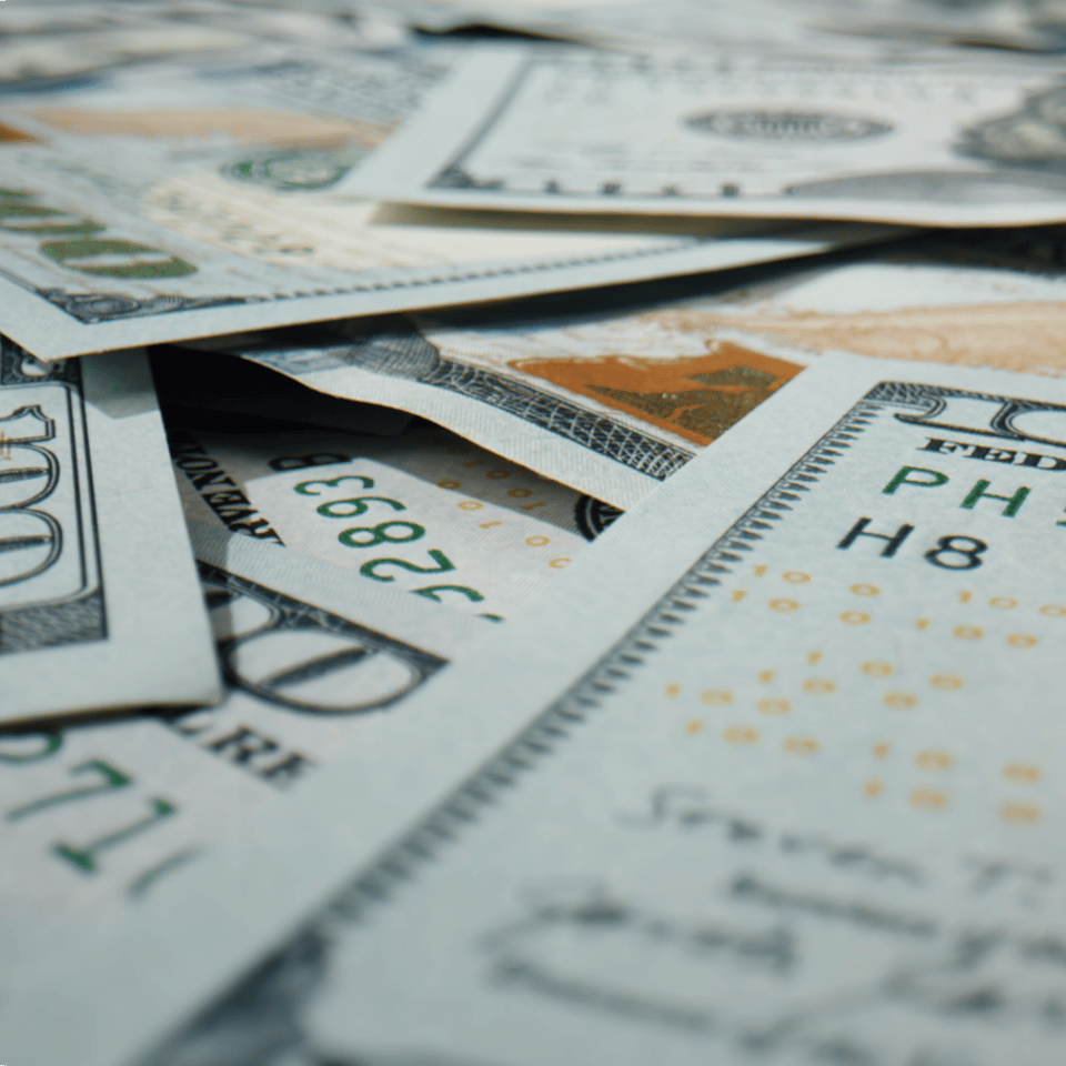 Billetes para ilustrar un pronóstico de flujo de efectivo