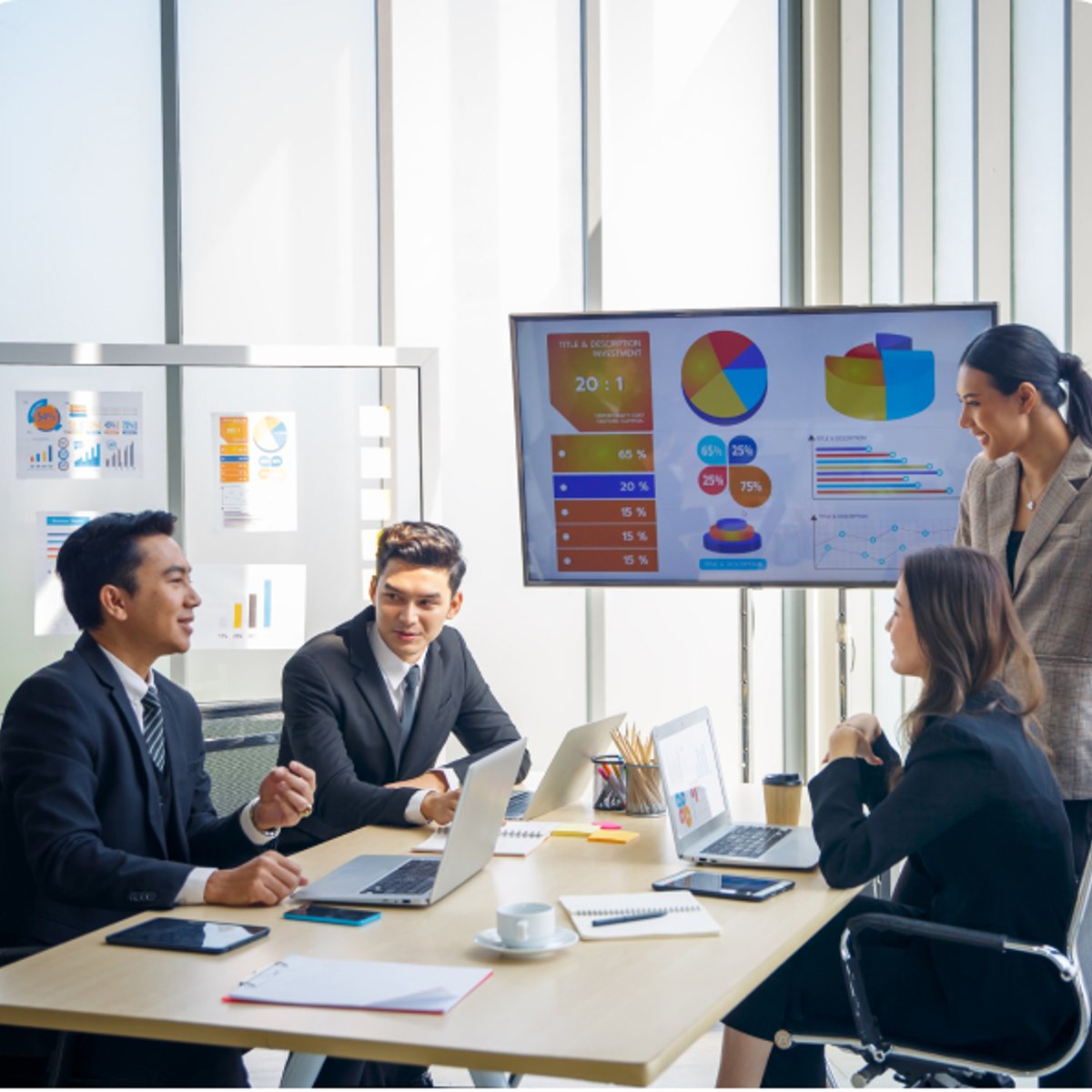 Equipo financiero revisando indicadores y gráficos en una reunión