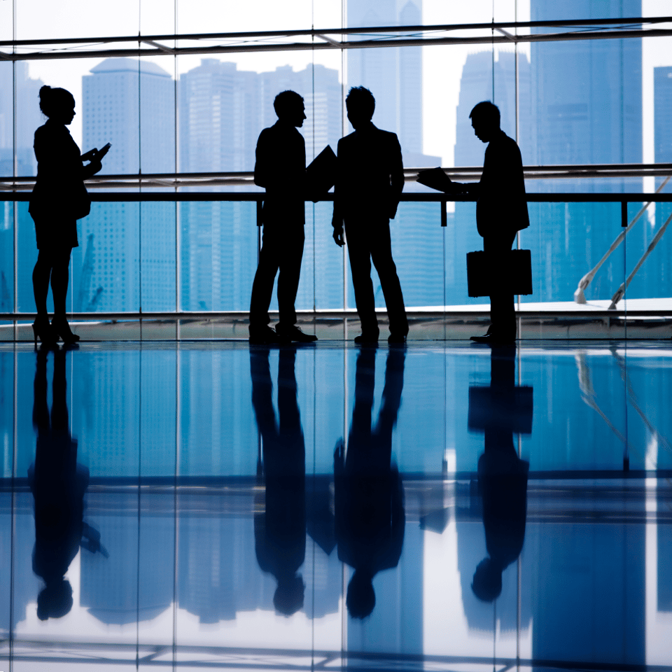 Equipo empresarial en un entorno urbano que representa la incertidumbre VUCA