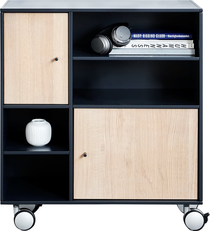 Bilde av Square oppsett 186 reol med hjul (71 x 42 x H81 cm. Modulsystem oppsett 186. Liten praktisk reol med hjul, antrastitt skrog og asymmetriske dører i hvitljet eik.)