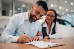 Business professional signing a contract with a consultant, representing companies in Dallas choosing Delio Vending & Coffee Services.