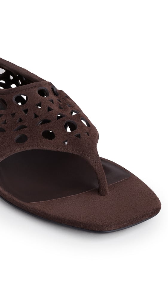SANDALES TONG VIENNE EN CUIR VELOURS