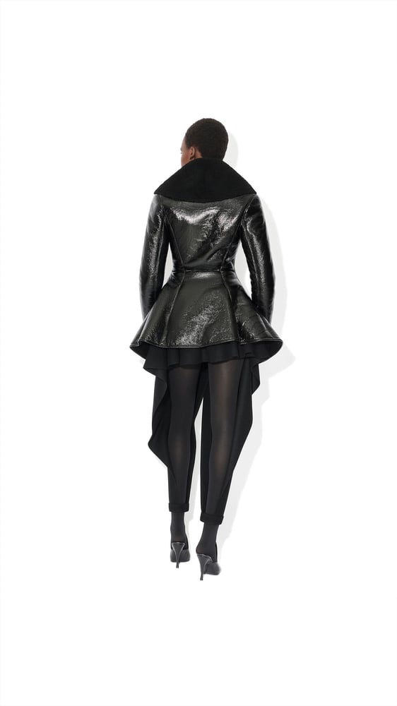 MANTEAU PRINCESSE EN CUIR VERNI ET SHEARLING