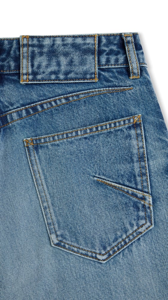 JEAN ÉVASÉ EN DENIM