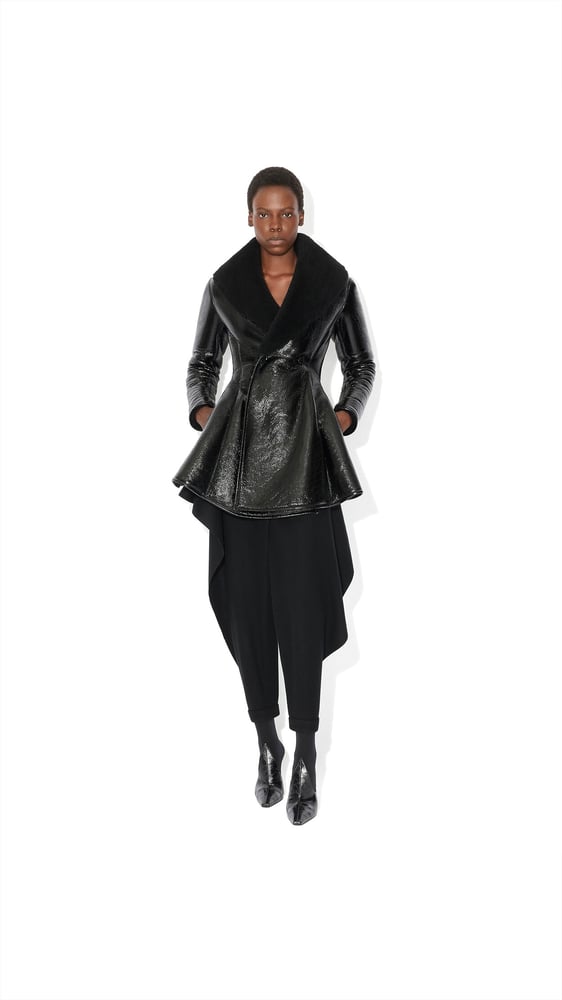 MANTEAU PRINCESSE EN CUIR VERNI ET SHEARLING