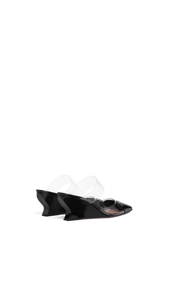 MULES COMPENSÉES LE CŒUR EN CUIR VERNI