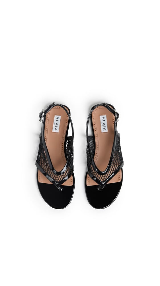 SANDALES TONG EN RÉSILLE ET CUIR VERNI