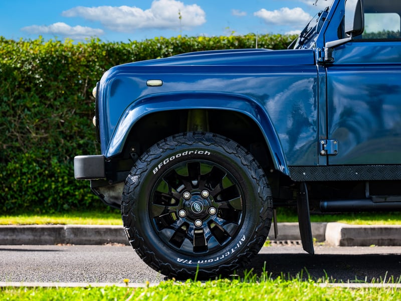 2007 Land Rover Defender or £15,000