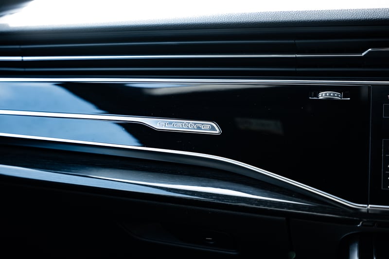 Black Audi Q8 50 TDI Quattro or £30,000