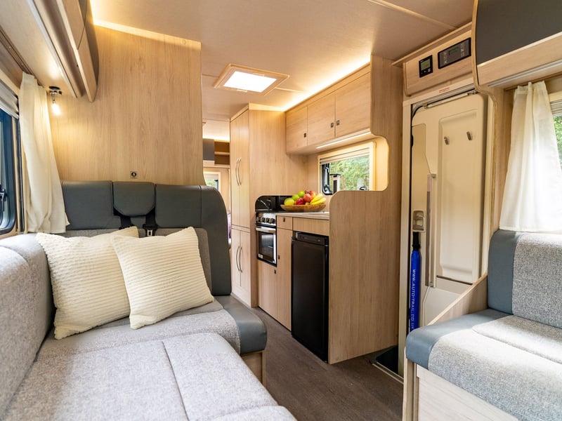6 Berth Auto-Trail Expedition C72 OR £45,000