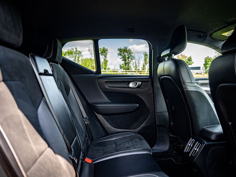 Volvo XC40 D4 R-Design Pro OR £15,000