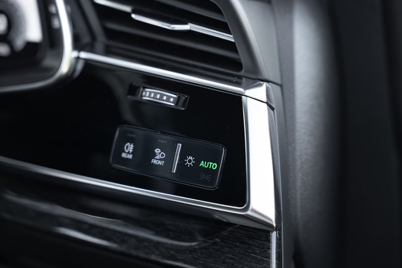 Black Audi Q8 50 TDI Quattro or £30,000