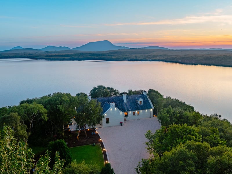 5 Bedroom Lakeside Home in Donegal OR £500,000