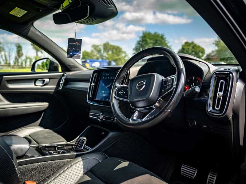 Volvo XC40 D4 R-Design Pro OR £15,000