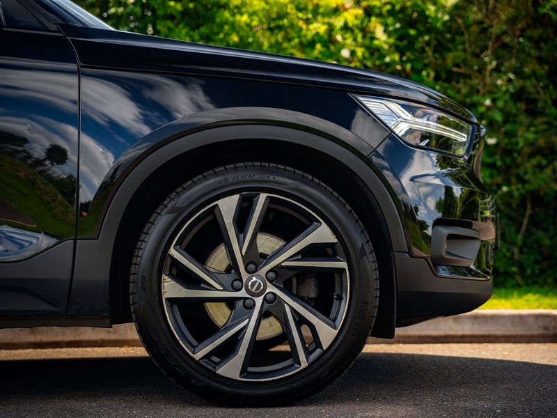 Volvo XC40 D4 R-Design Pro OR £15,000