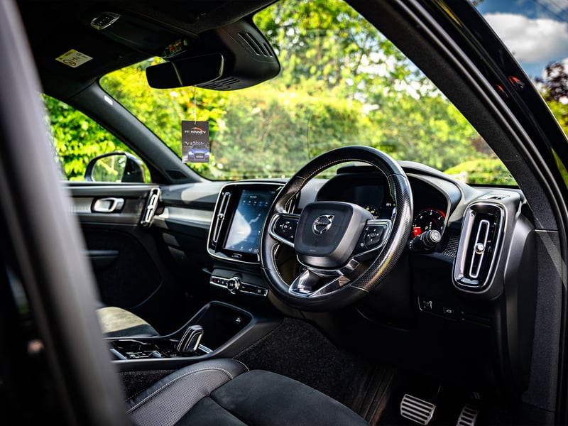 Volvo XC40 D4 R-Design Pro OR £15,000