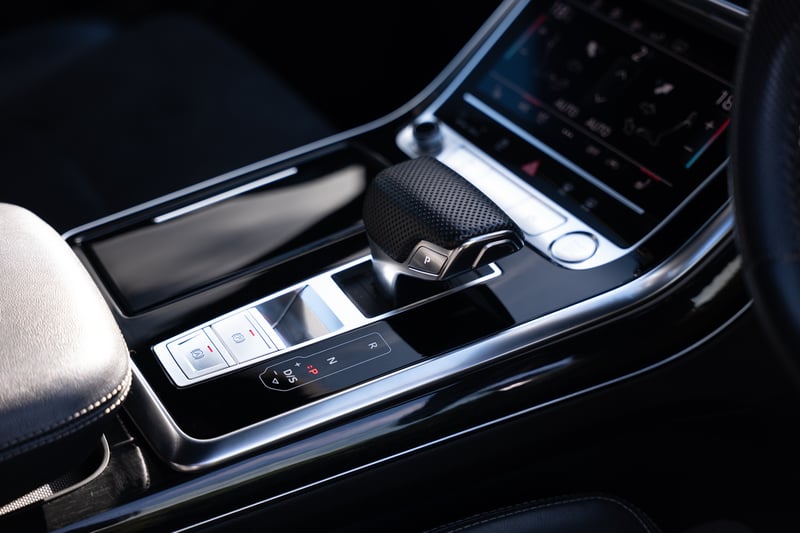 Black Audi Q8 50 TDI Quattro or £30,000