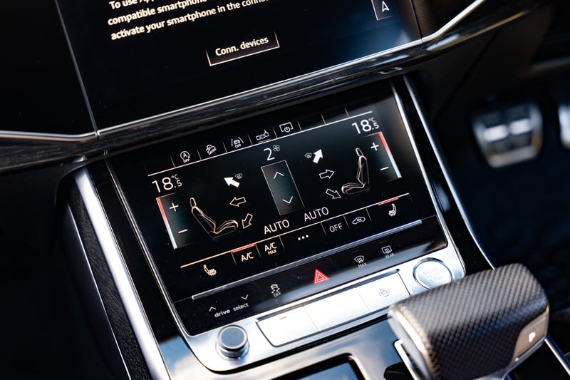 Black Audi Q8 50 TDI Quattro or £30,000