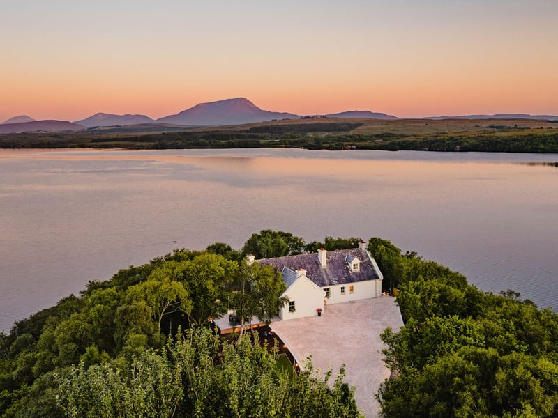 5 Bedroom Lakeside Home in Donegal OR £500,000