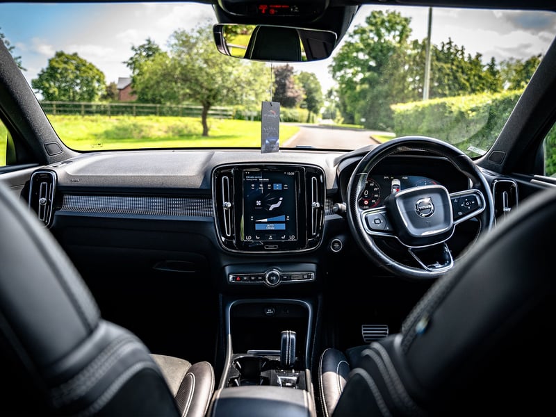 Volvo XC40 D4 R-Design Pro OR £15,000