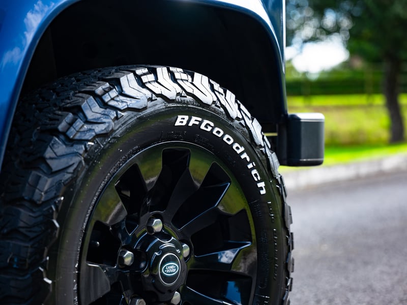 2007 Land Rover Defender or £15,000