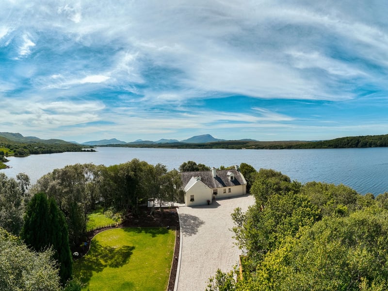 5 Bedroom Lakeside Home in Donegal OR £500,000