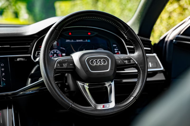 Black Audi Q8 50 TDI Quattro or £30,000