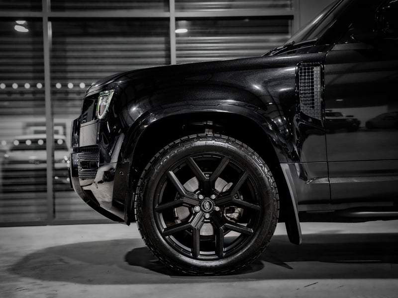 2023 Land Rover Defender OR £40,000