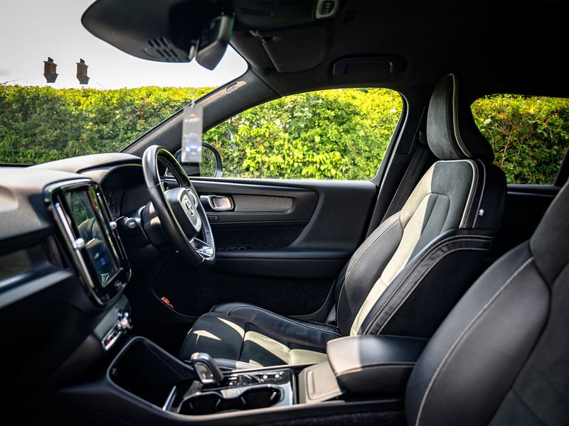 Volvo XC40 D4 R-Design Pro OR £15,000