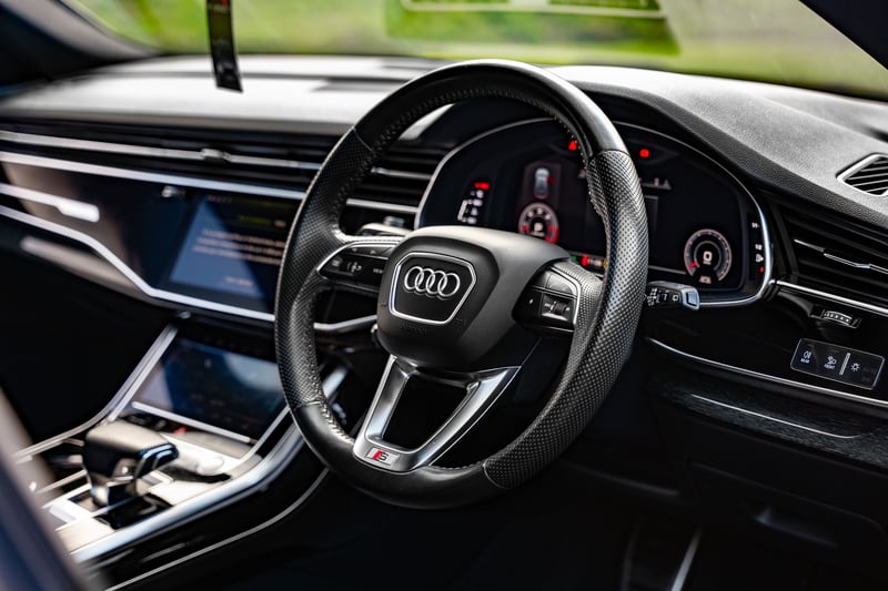 Black Audi Q8 50 TDI Quattro or £30,000