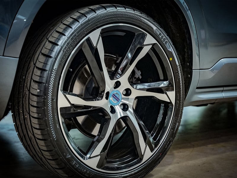 Volvo XC90 R-Design OR £25,000