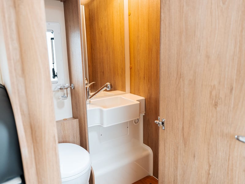 6 Berth 2025 Roller Team Auto-Roller 747 OR £45,000