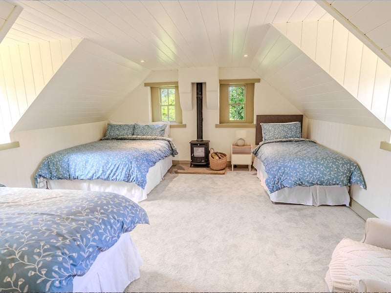 5 Bedroom Lakeside Home in Donegal OR £500,000