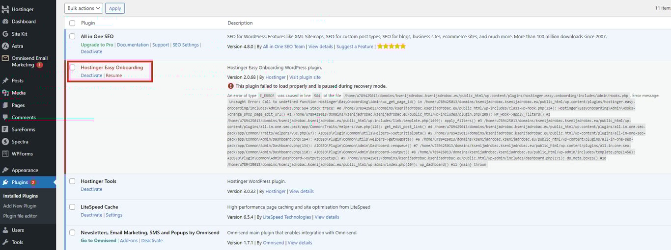 WordPress plugins page highlighting an error with the Hostinger Easy Onboarding plugin, indicating it failed to load properly.