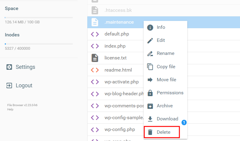 Gerenciador de arquivos Hostinger com o arquivo maintenance e a opção Delete destacados