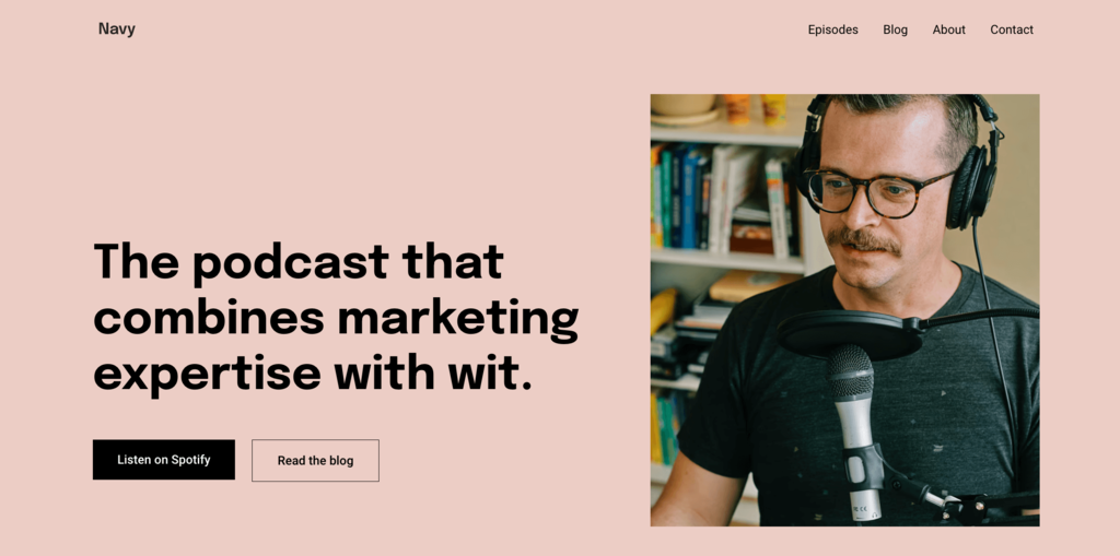 Site com tema de criador de conte&uacute;do com foco em podcast, com foto de perfil em destaque, t&iacute;tulo, dois bot&otilde;es CTA, menu com p&aacute;ginas.