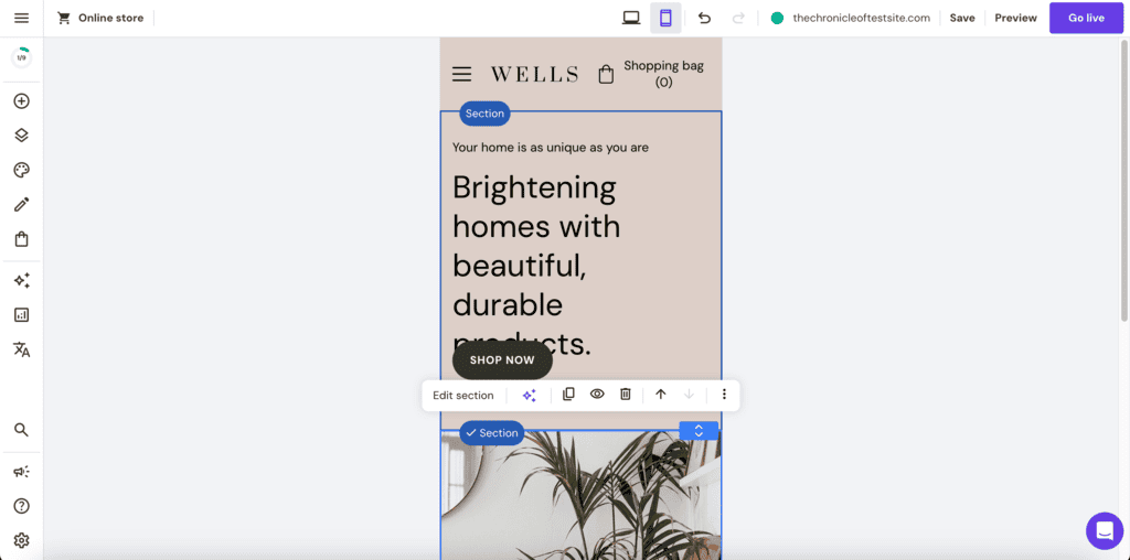 Il template nel website builder di Hostinger mentre viene personalizzato nella visualizzazione mobile
