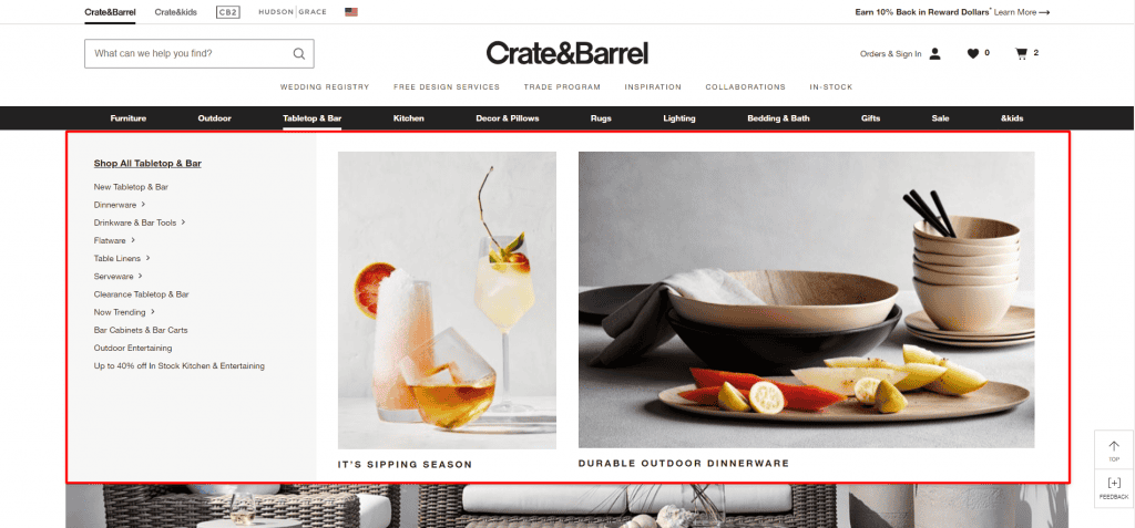 Il mega menu di Crate & Barrel che mostra le sottocategorie di Tabletop & Bar e due foto di prodotto pertinenti.