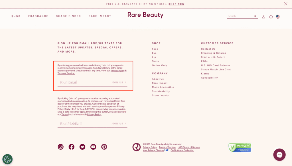 Un modulo di iscrizione via email nel footer del sito di Rare Beauty