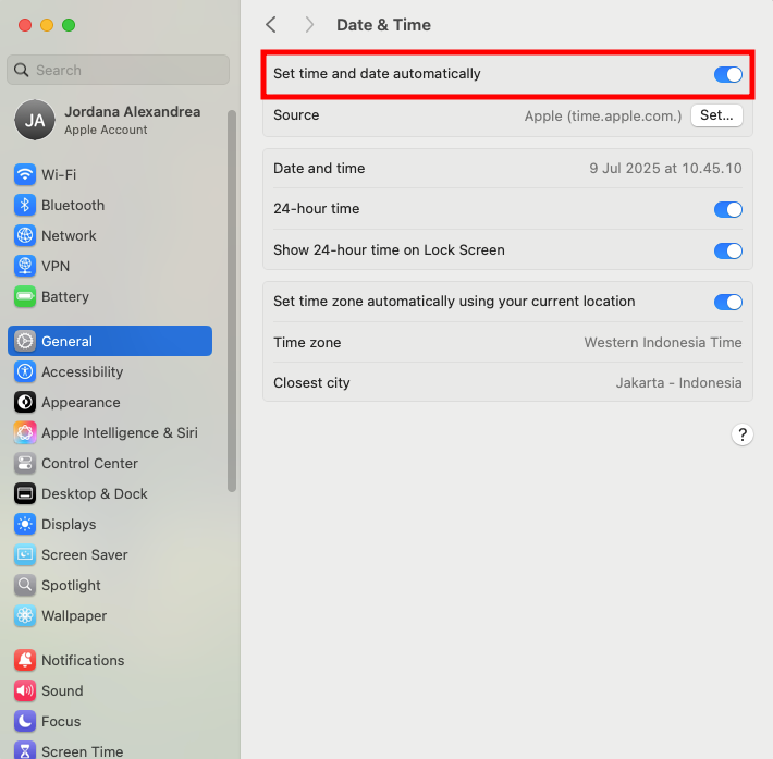 Impostazioni di data e ora in macOS, con particolare attenzione all'opzione che consente di automatizzare il processo di sincronizzazione