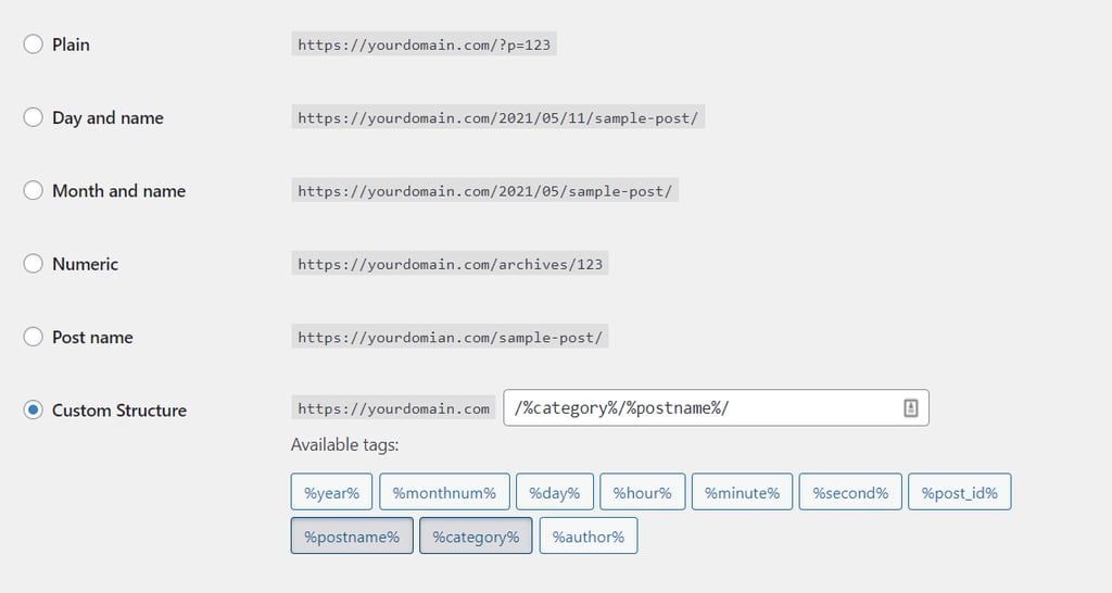Selecteer onder Algemene instellingen de optie Aangepaste structuur en zet de tags %categorie% en %postnaam% aan.