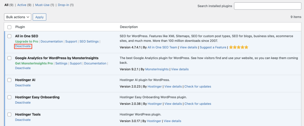 Ga in het WordPress admin naar Plug-ins → Geïnstalleerde plug-ins.
Klik bij de eerste plug-in op Deactiveren.