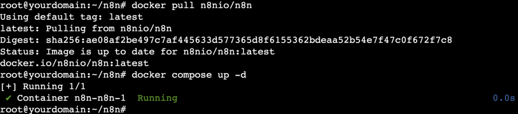 Een terminaluitvoer toont het proces van het updaten van de n8n-container